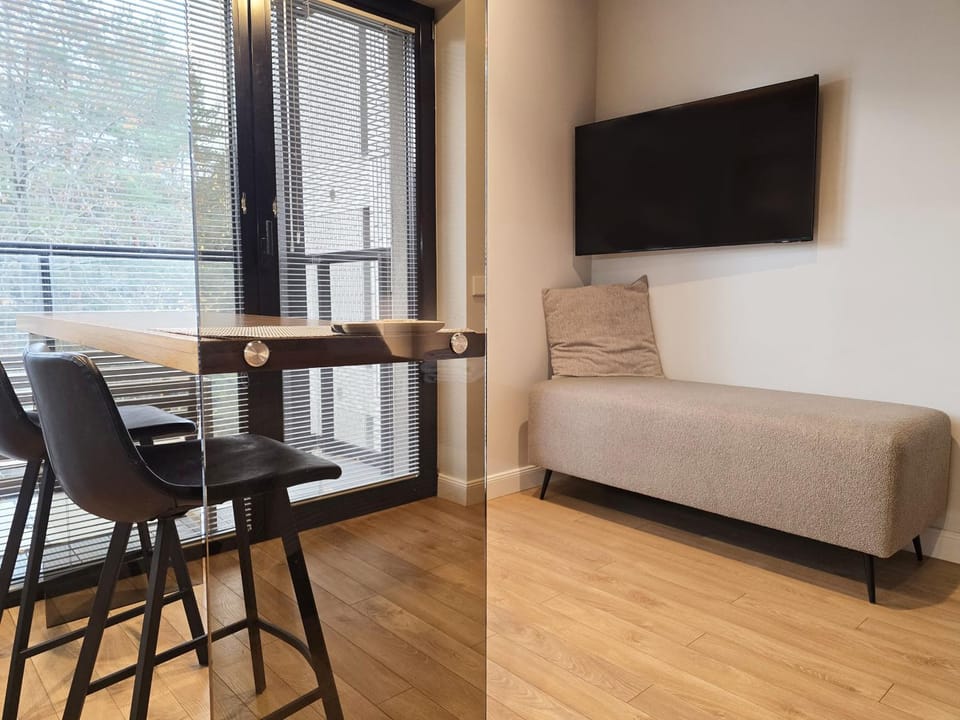 Communal lounge/ TV room, TV and multimedia, Living room, Seating area, Dining area