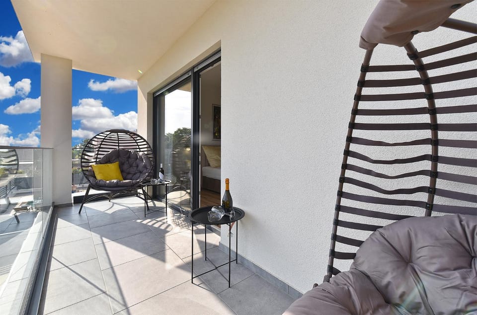 View (from property/room), Balcony/Terrace, Seating area