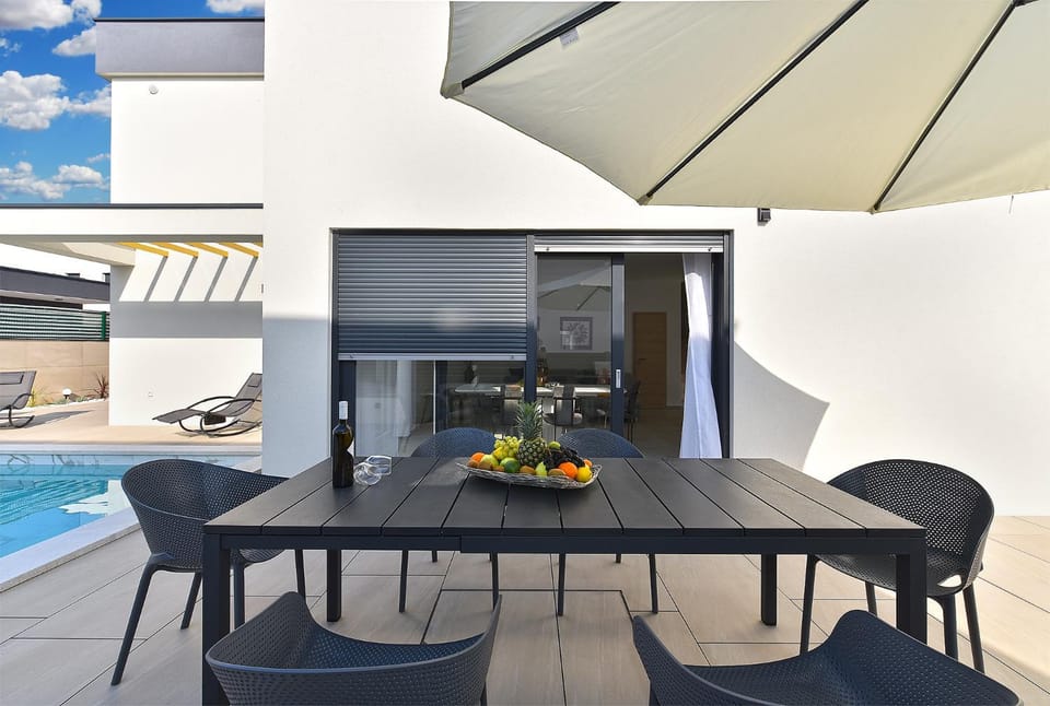 Dining area, Pool view, Swimming pool, sunbed