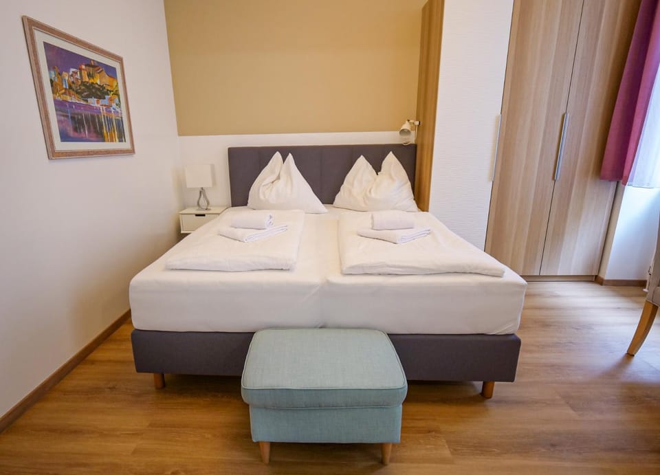 Bed, Bedroom, towels