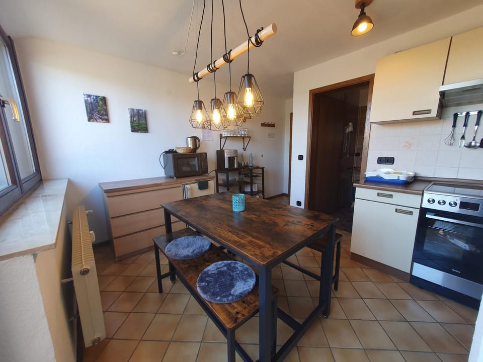 Coffee/tea facilities, Kitchen or kitchenette, Dining area, stove, kitchen