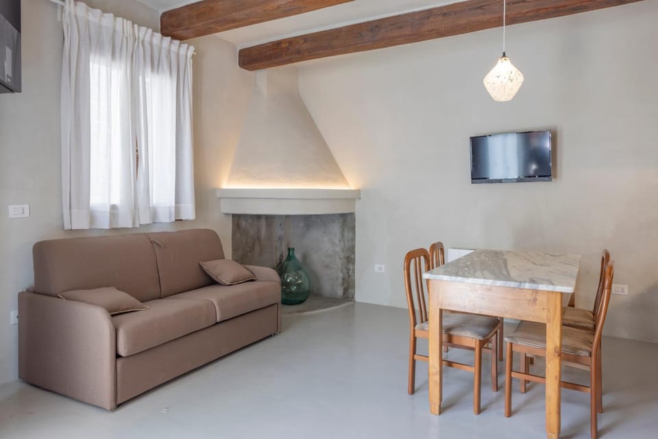 TV and multimedia, Living room, Seating area, Dining area