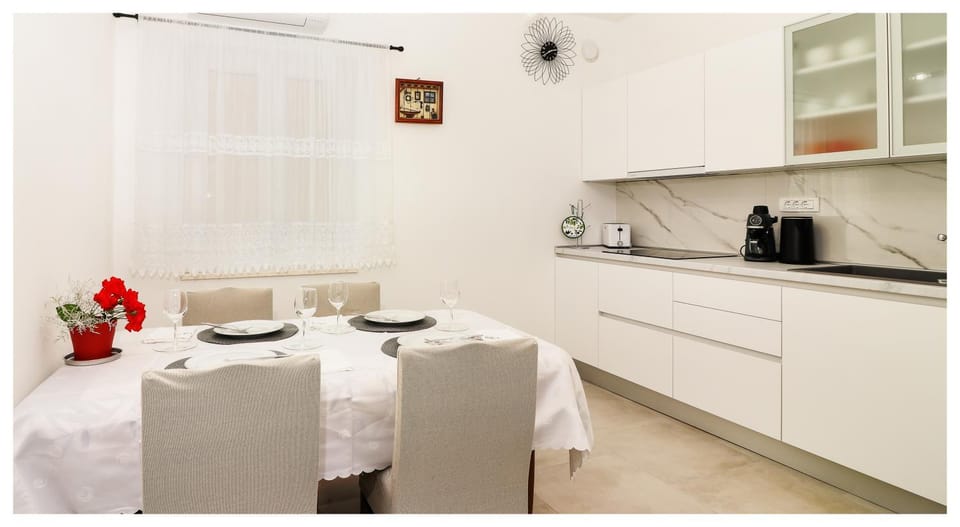 Coffee/tea facilities, Kitchen or kitchenette, Dining area, stove