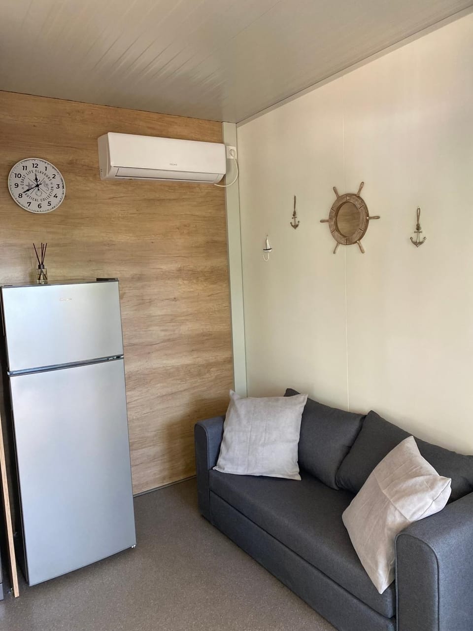 Kitchen or kitchenette, Living room, Seating area, air conditioner