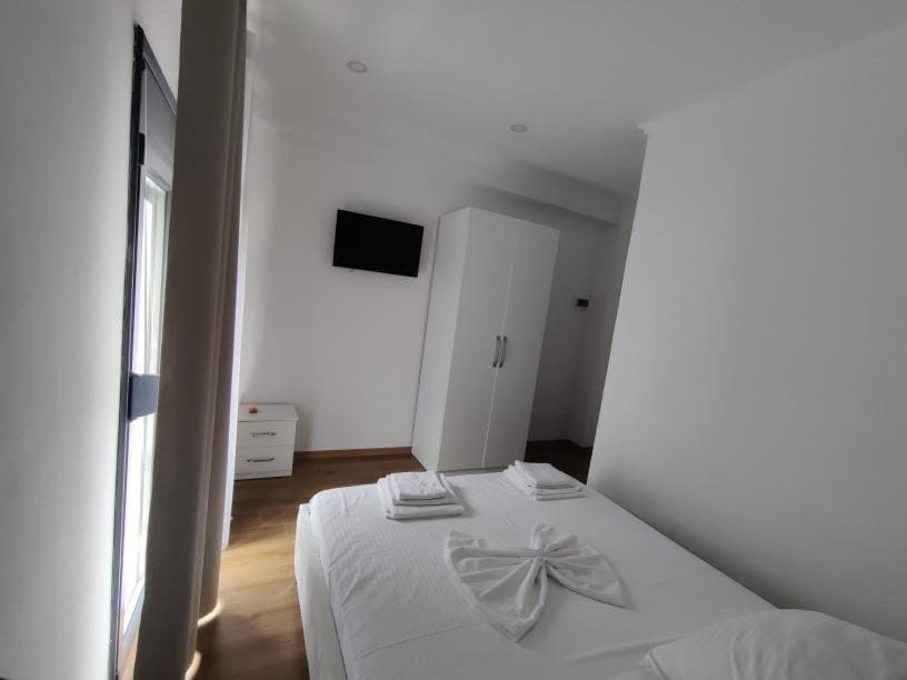 Bed, TV and multimedia, Photo of the whole room, Bedroom, towels