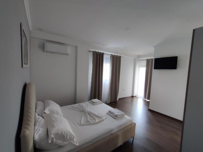 Bed, TV and multimedia, Photo of the whole room, Bedroom, towels, air conditioner