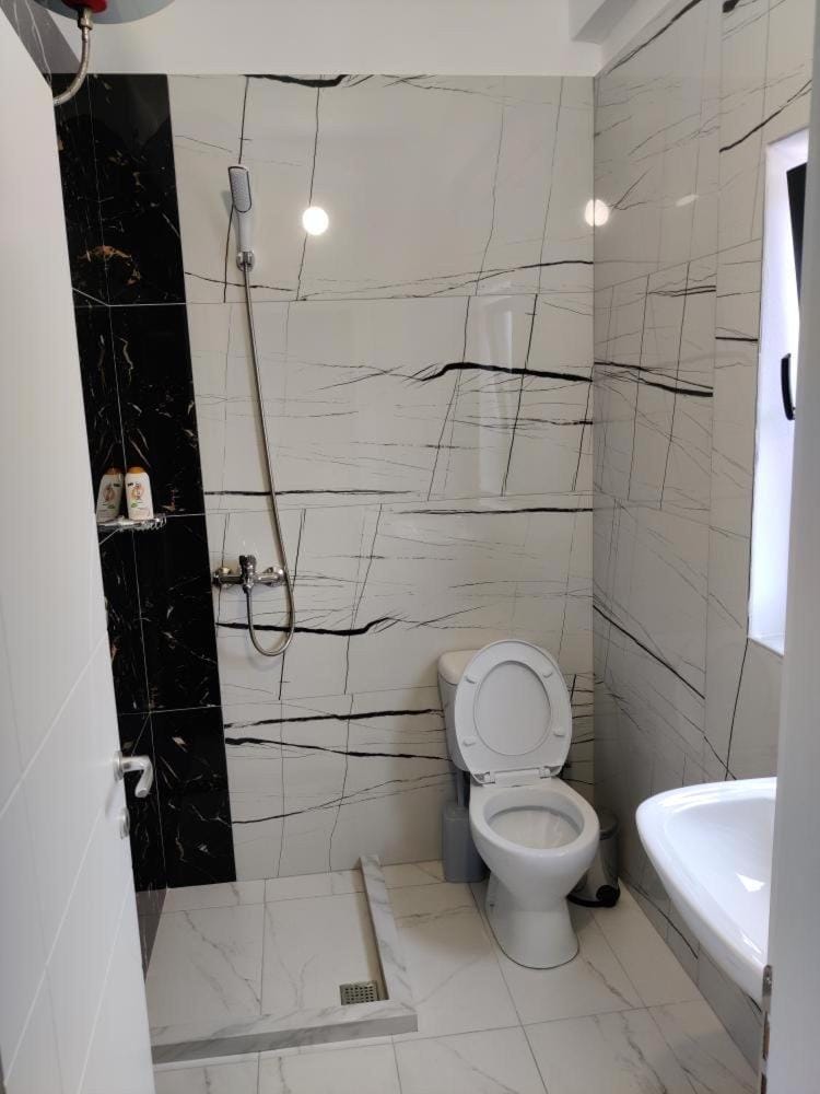 Shower, Toilet