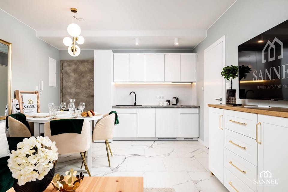 Facade/entrance, TV and multimedia, Kitchen or kitchenette, Decorative detail, Decorative detail, Seating area, Dining area, On site