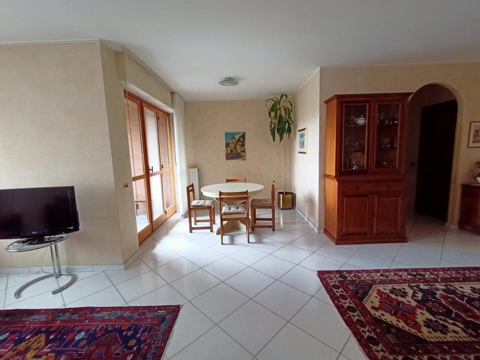 Communal lounge/ TV room, TV and multimedia, Living room, Seating area, Dining area, Evening entertainment