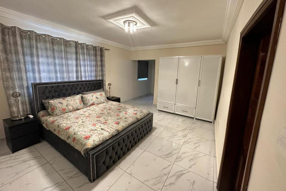 3 Bed Apartment Sleeps 6 - Parking Patio Wifi House in Freetown