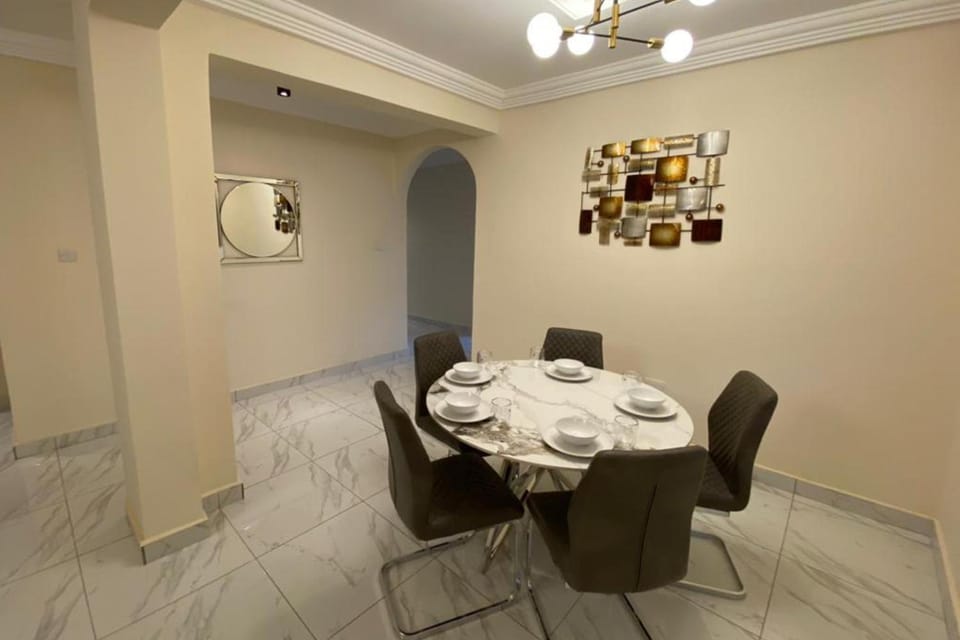 3 Bed Apartment Sleeps 6 - Parking Patio Wifi House in Freetown