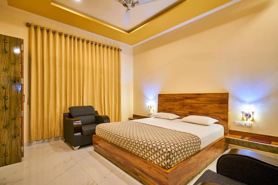 Bed, Photo of the whole room, Seating area, Bedroom, towels