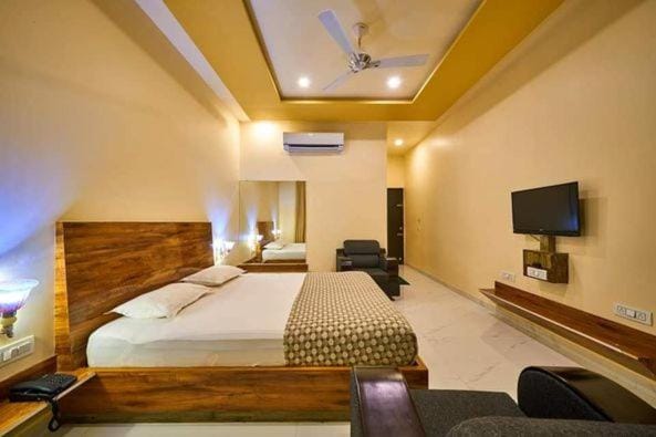 Bed, TV and multimedia, Photo of the whole room, Evening entertainment, Bedroom, hair dresser, air conditioner