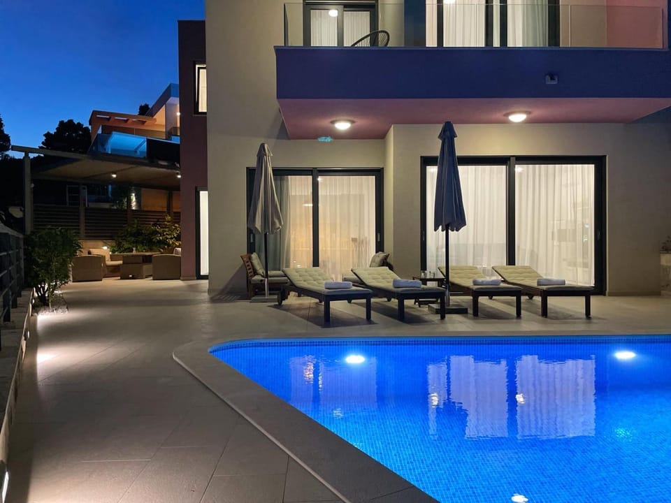 Property building, Night, Pool view, Swimming pool, sunbed