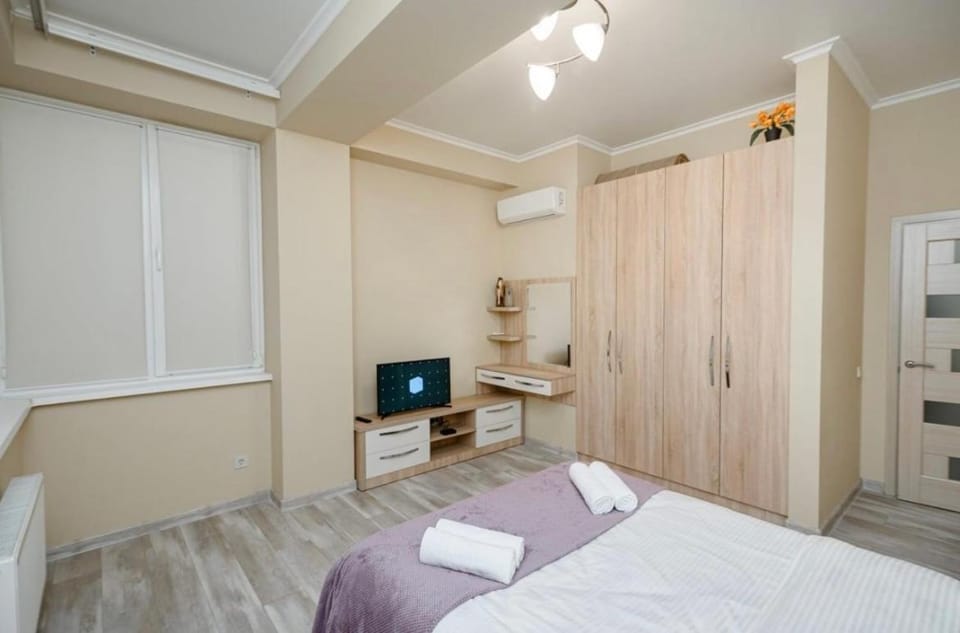 Bed, towels, air conditioner