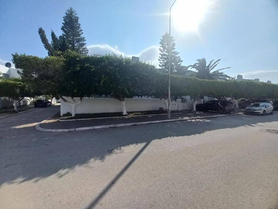 Neighbourhood, Text overlay, Parking