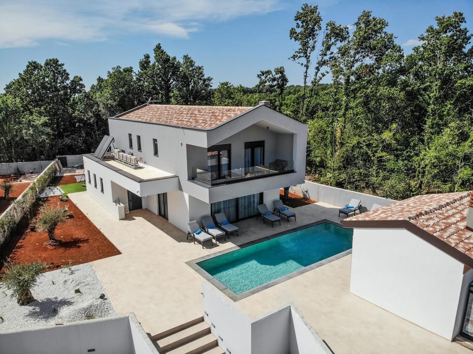 Property building, Patio, Day, Garden, View (from property/room), Balcony/Terrace, Garden view, Pool view, Swimming pool, sunbed