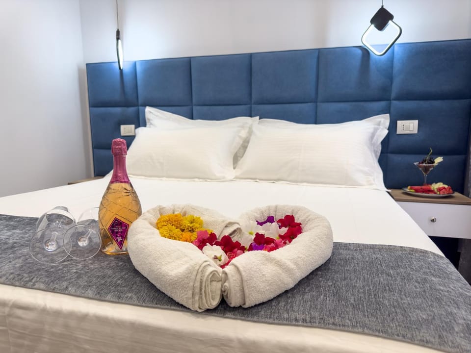 Bed, Bedroom, towels