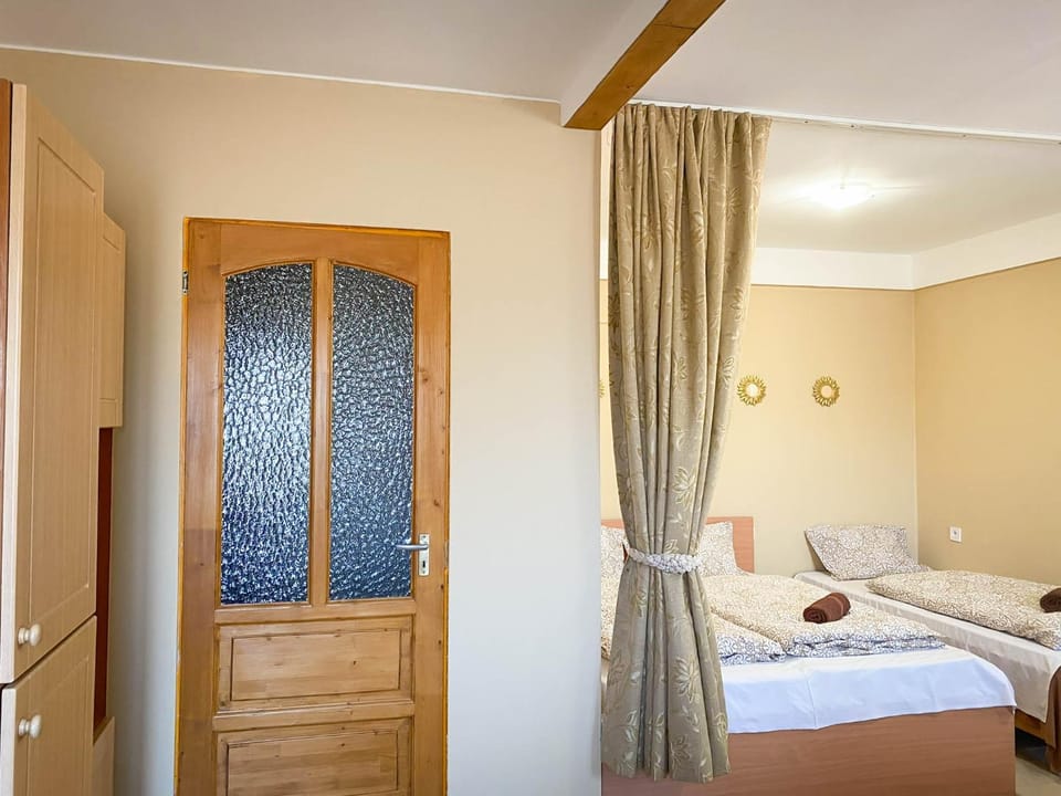 Bed, Bathroom, Photo of the whole room, Bedroom, wardrobe, air conditioner