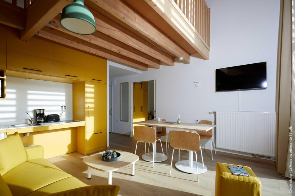 TV and multimedia, Kitchen or kitchenette, Living room, Seating area, Dining area