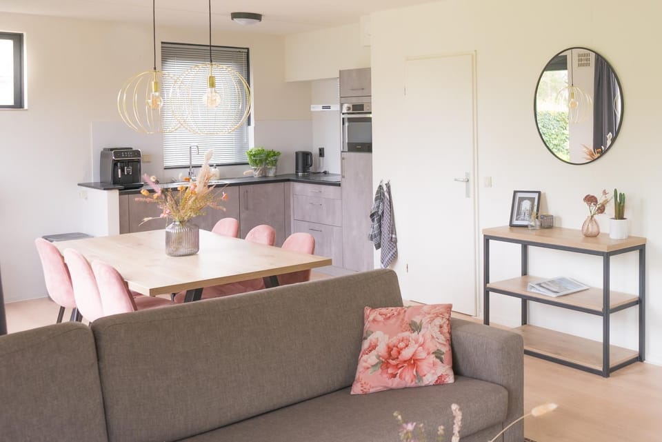 Property building, Coffee/tea facilities, Kitchen or kitchenette, Dining area, minibar, pet friendly, stove, stove, kitchen, kitchen