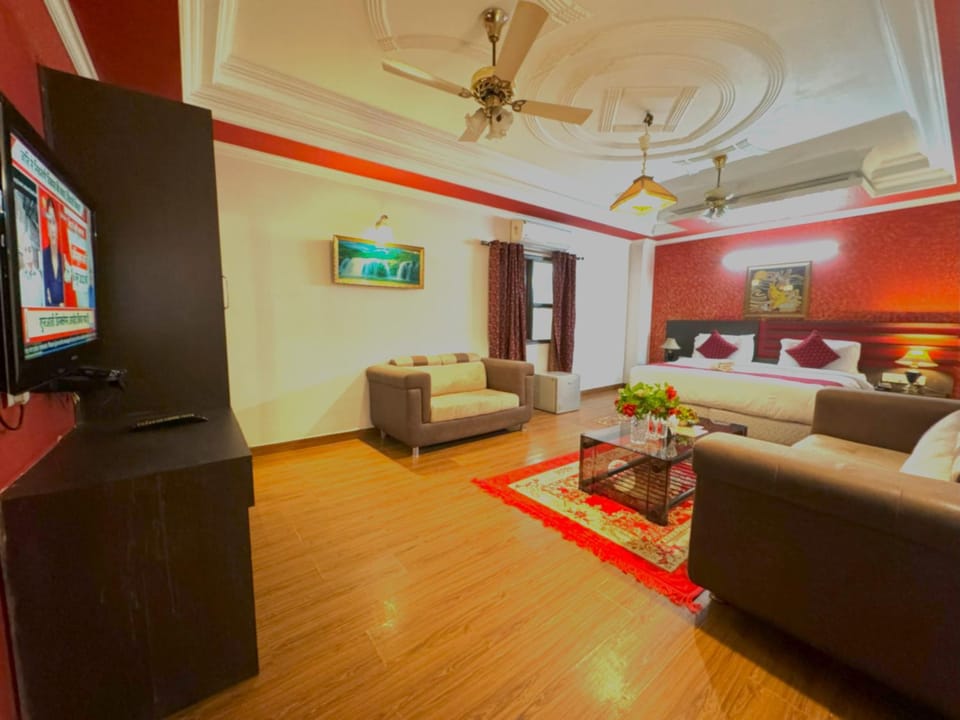 Communal lounge/ TV room, Bed, TV and multimedia, Seating area, Bedroom