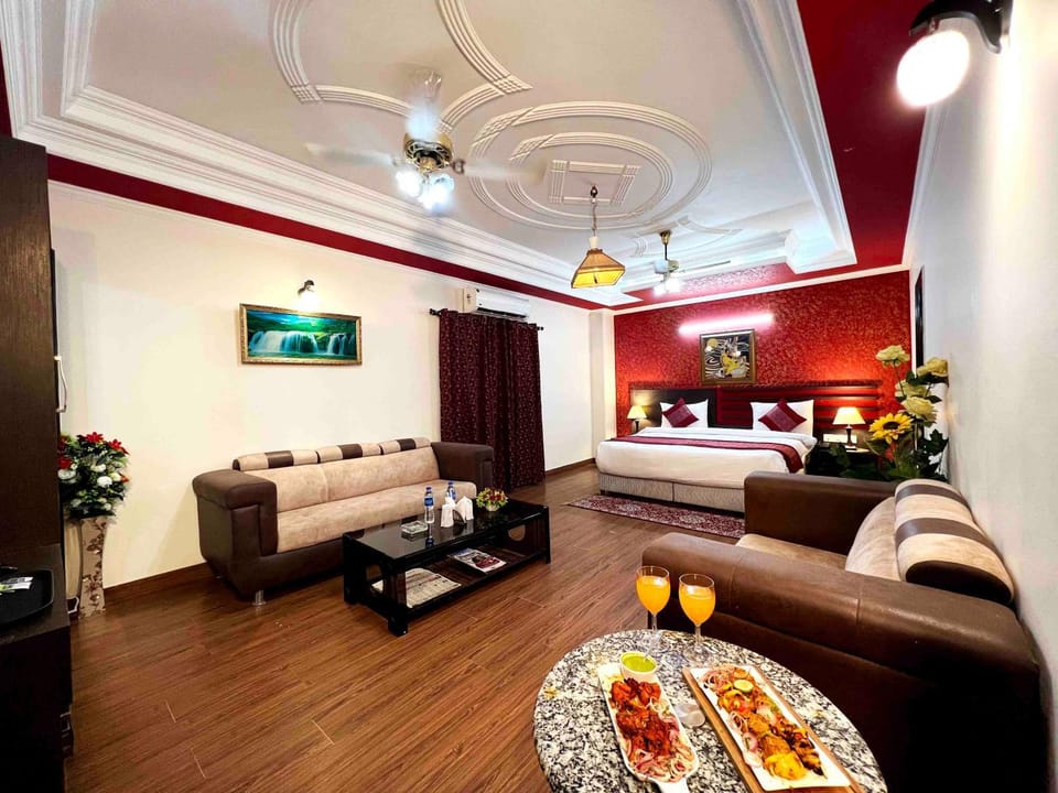 Bed, TV and multimedia, Living room, Food and drinks, Seating area, Dining area