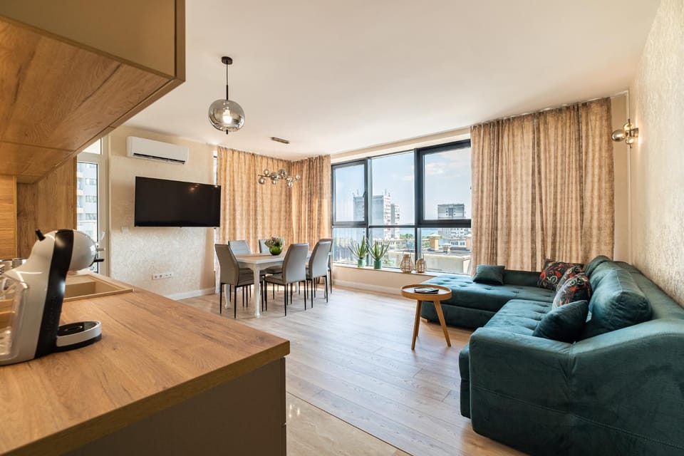 TV and multimedia, Living room, Seating area, Dining area