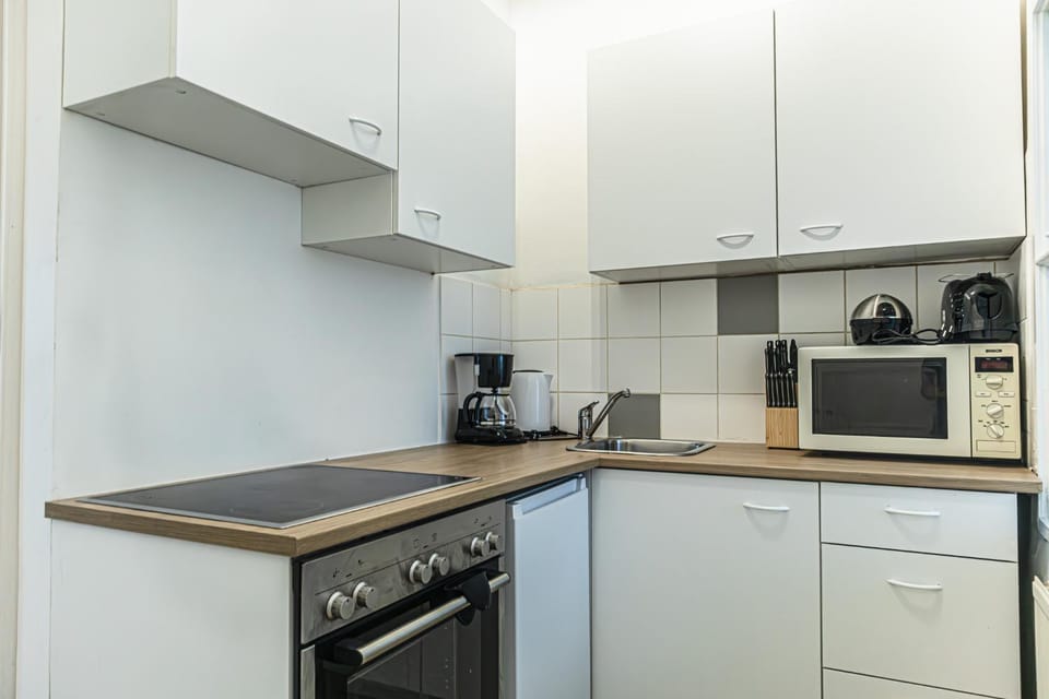Coffee/tea facilities, Kitchen or kitchenette, dishwasher, stove