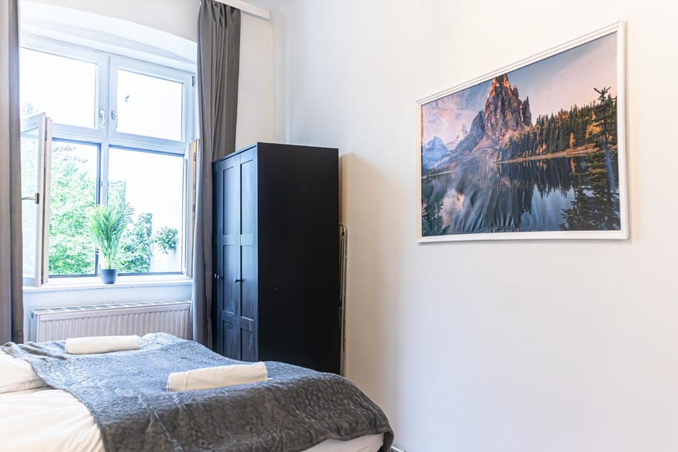 Bed, TV and multimedia, Bedroom, wardrobe
