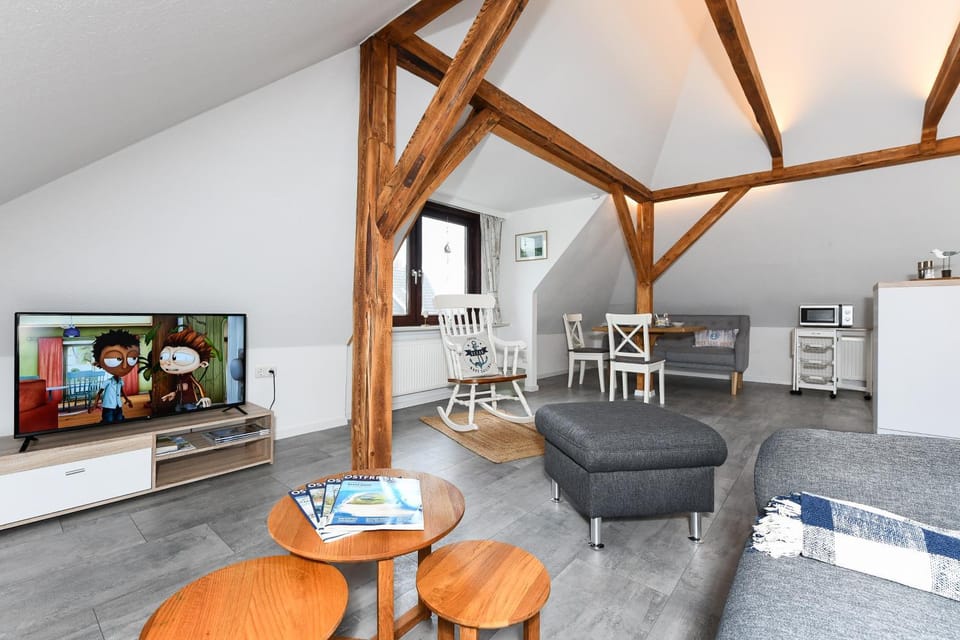 TV and multimedia, Kitchen or kitchenette, Living room, Seating area, Dining area