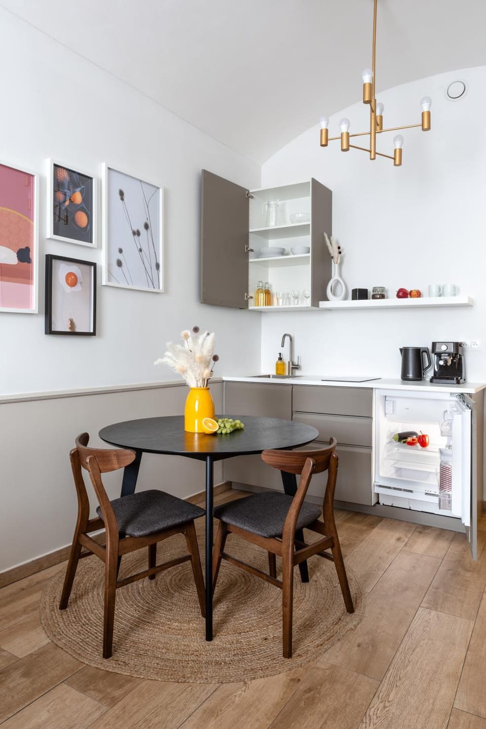 Kitchen or kitchenette, Dining area, stove