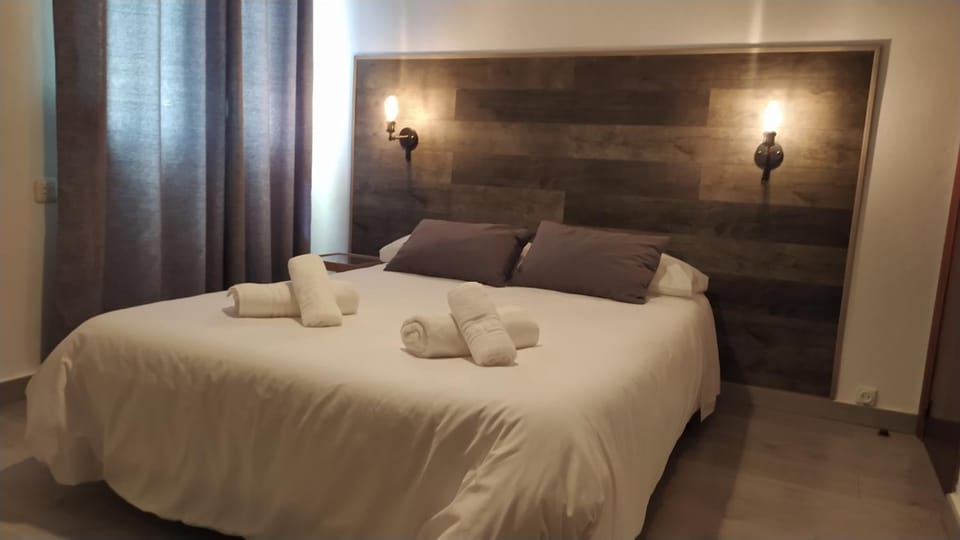 Bed, TV and multimedia, Photo of the whole room, Bedroom, towels, air conditioner