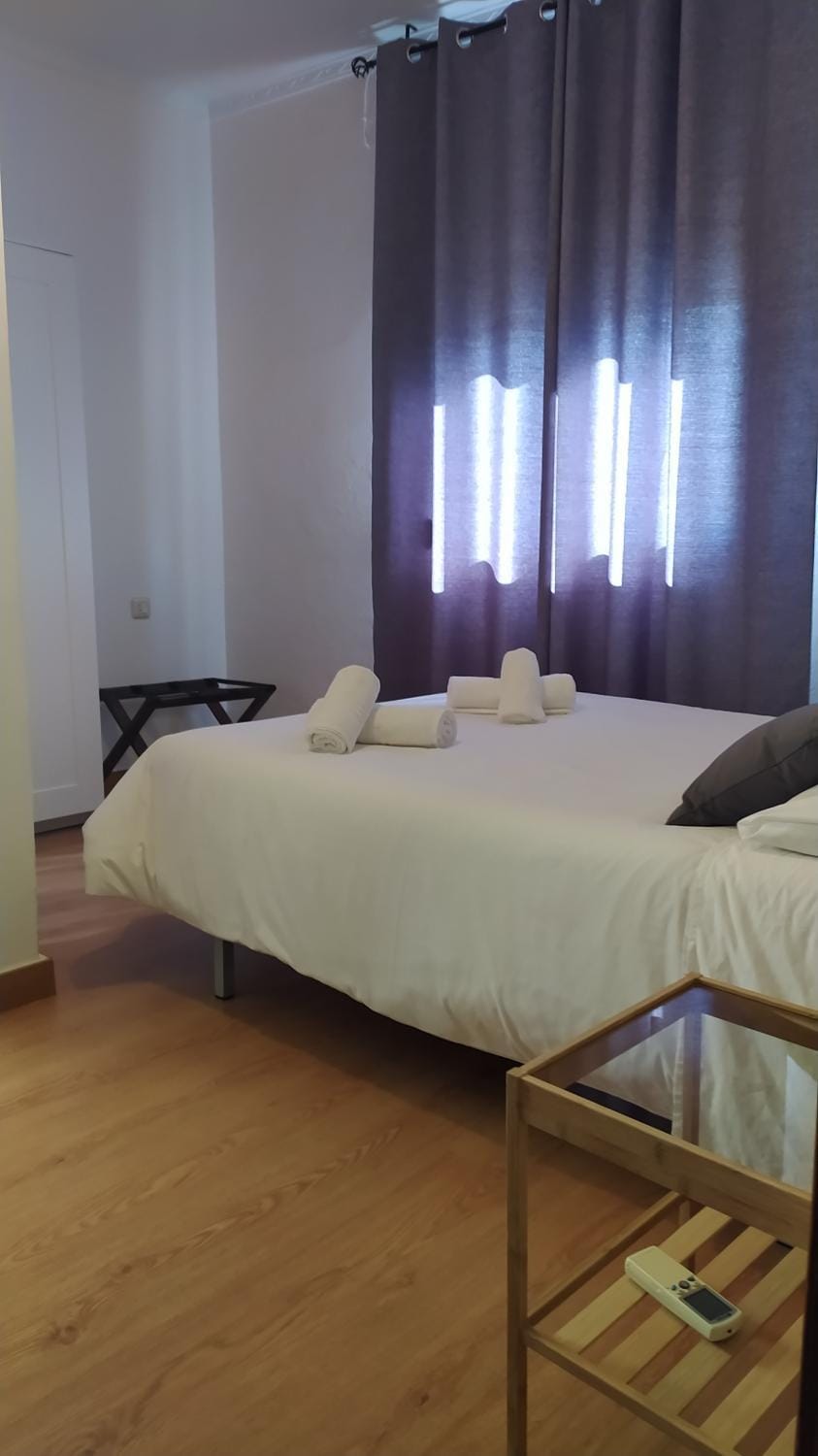 Bed, TV and multimedia, Photo of the whole room, Bedroom, towels, air conditioner, air conditioner