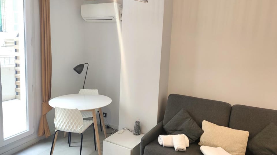 Studio terrasse proche mer 105 Apartment in Nice