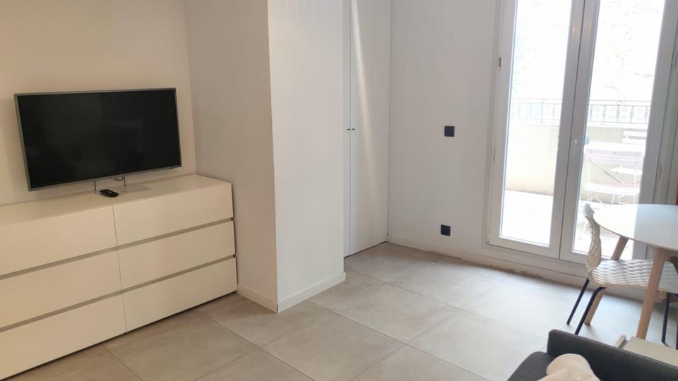 Studio terrasse proche mer 105 Apartment in Nice