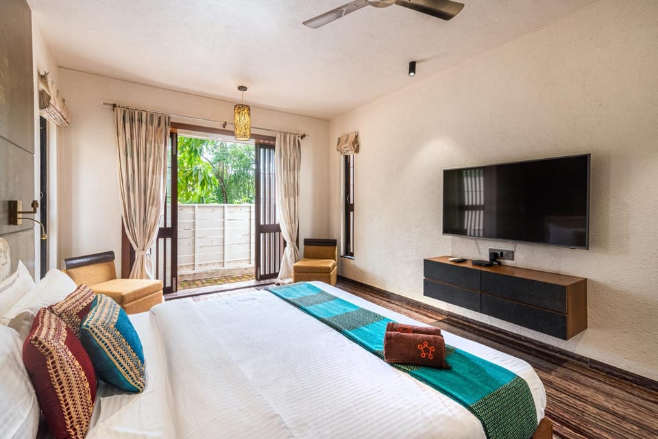Communal lounge/ TV room, Bed, TV and multimedia, Photo of the whole room, Seating area, Evening entertainment, Bedroom, fireplace, air conditioner