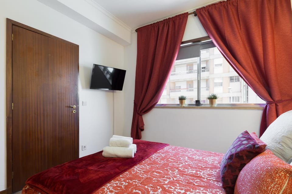 Bed, Photo of the whole room, towels