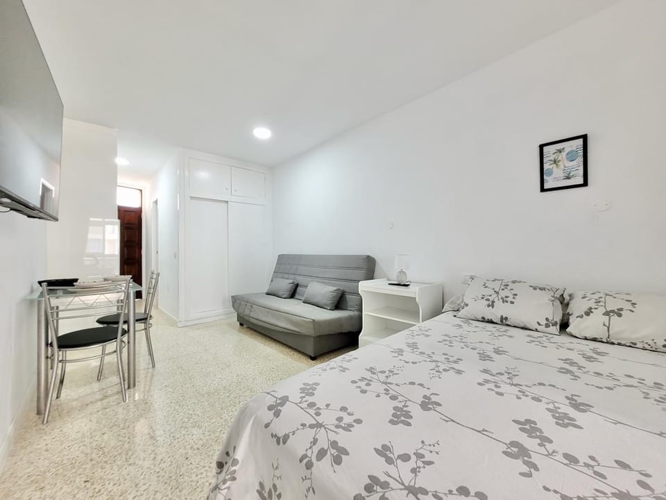 Bed, TV and multimedia, Living room, Photo of the whole room