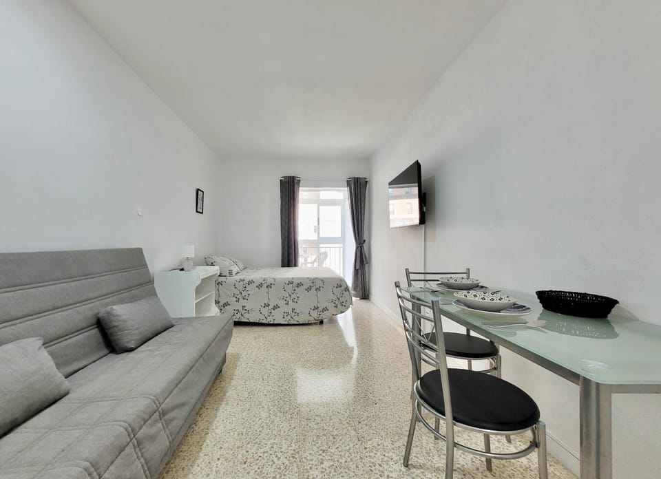 Bed, TV and multimedia, Photo of the whole room, Dining area