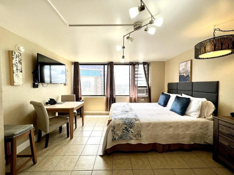 KING BED, Spacious, Legal, VIEW Apartment in McCully-Moiliili