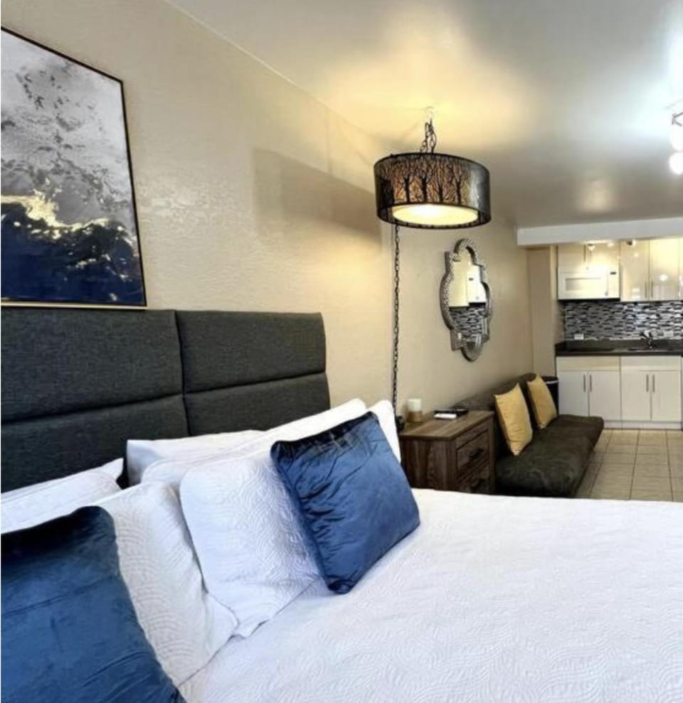 KING BED, Spacious, Legal, VIEW Apartment in McCully-Moiliili