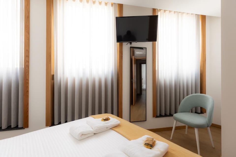 Bed, TV and multimedia, Photo of the whole room, Bedroom, towels