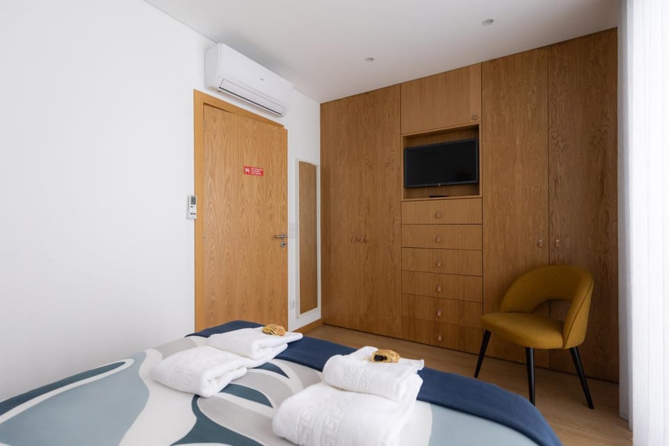 Bed, TV and multimedia, Bedroom, towels, air conditioner