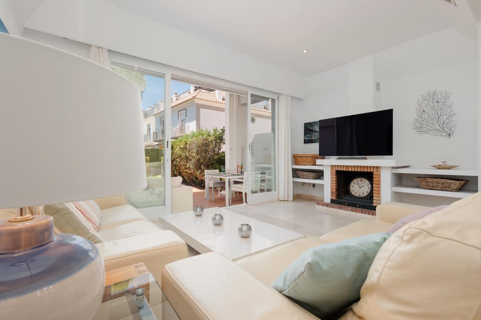 TV and multimedia, Balcony/Terrace, Living room, Seating area, Evening entertainment