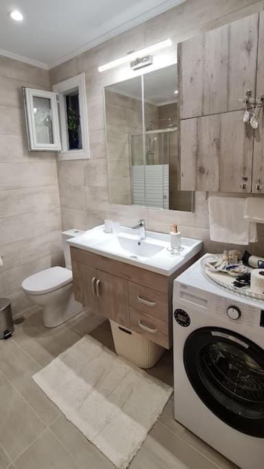 Shower, Toilet, Bathroom, Bath, towels, washing machine