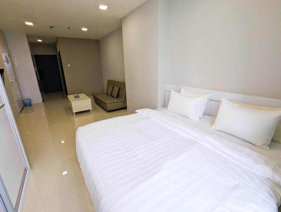 Bed, Living room, Photo of the whole room, Seating area, Bedroom, wardrobe