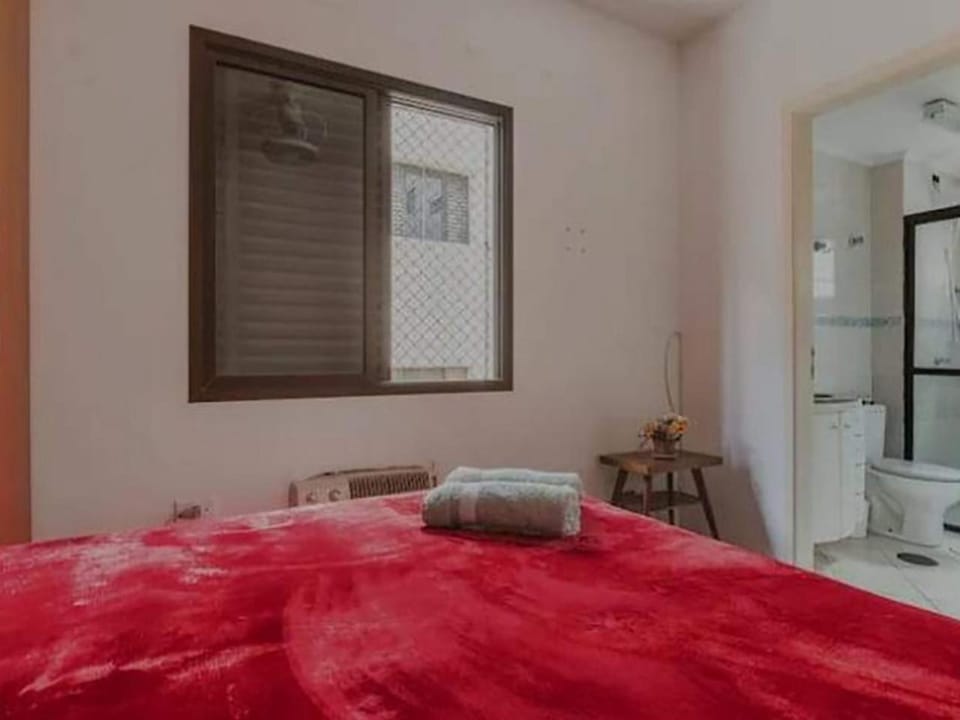 Shower, Toilet, Bed, Bathroom, Photo of the whole room, Bedroom, towels