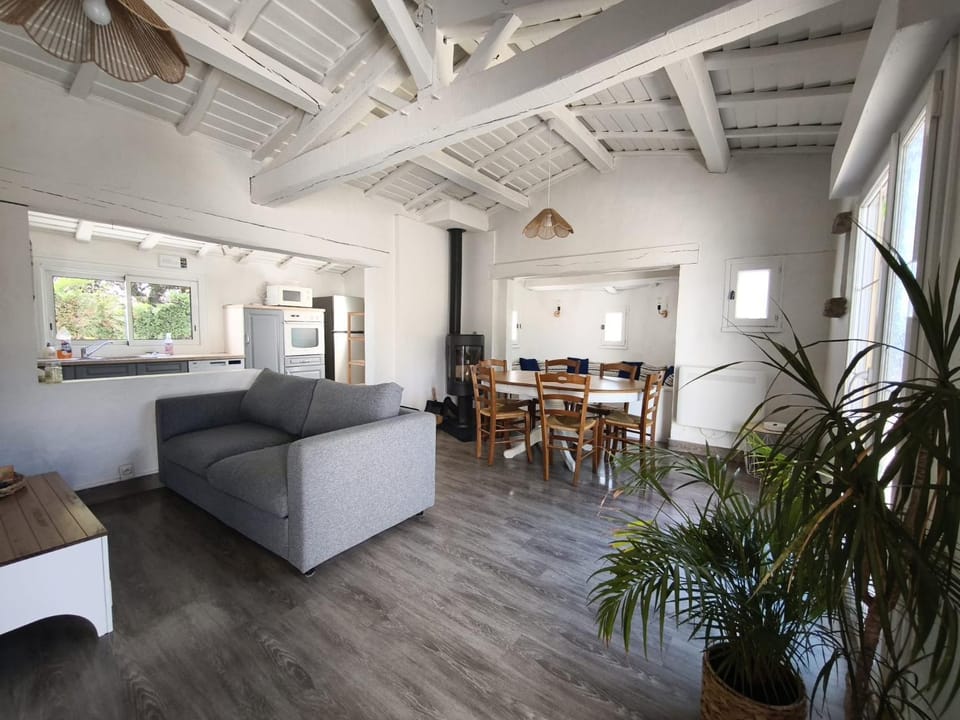 Property building, Communal lounge/ TV room, Seating area, Dining area