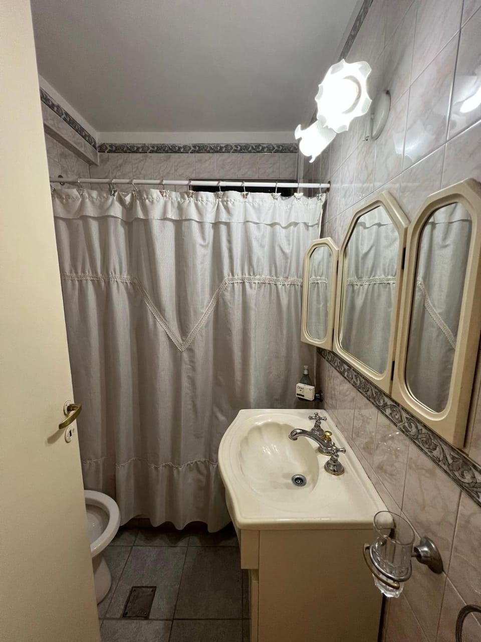Toilet, towels